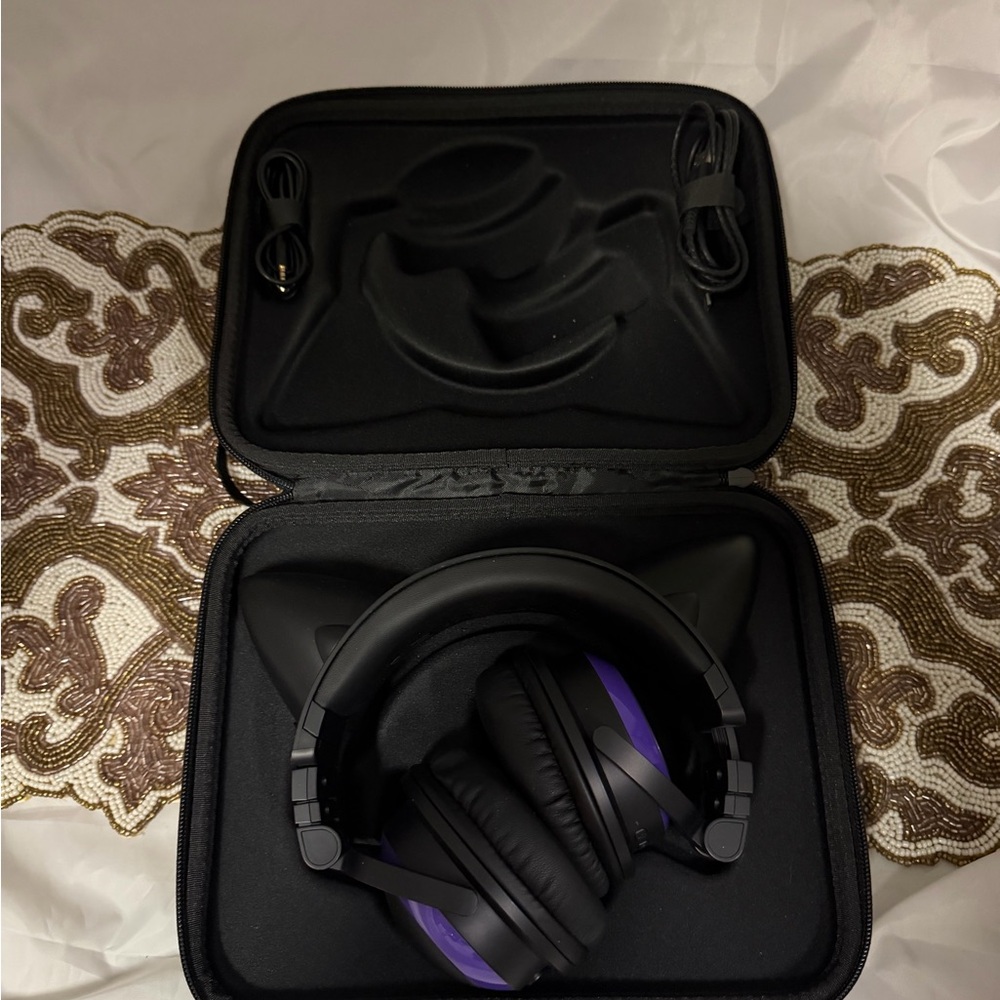 Brookstone Axent Wear Black and Purple Cat Headphones with Case.Great for gaming